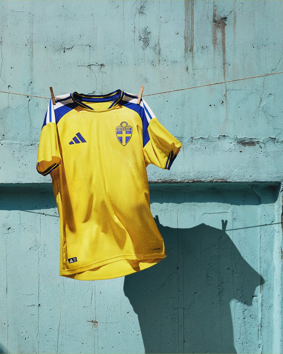 svenskfotboll's tweet photo. Vår nya hemmatröja är här 🇸🇪

Tillgänglig imorgon 10.00 ⏳ https://t.co/6fHu1kb1d6