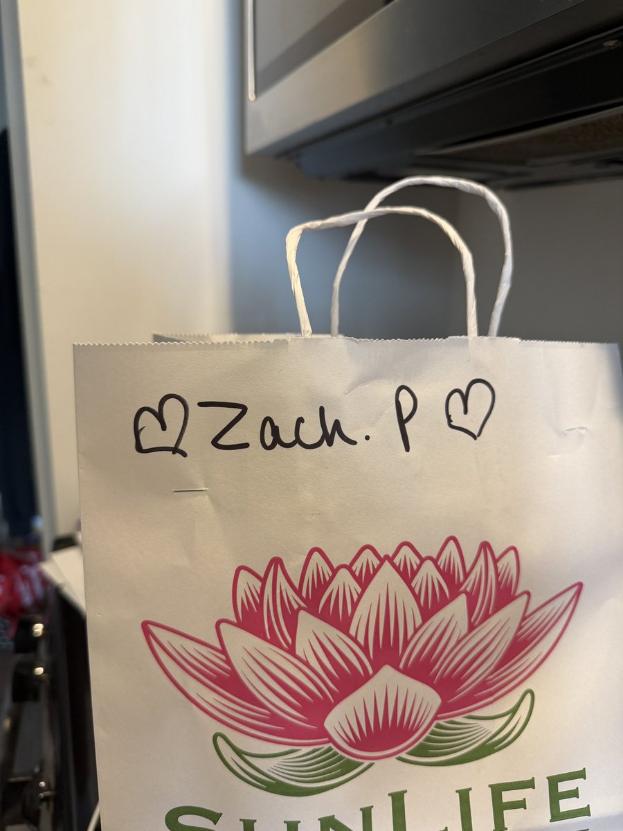 zachpogrob's tweet photo. SunLife loves me

I order Maui Bowl on Uber Eats a few times a week https://t.co/syBKNk12H2