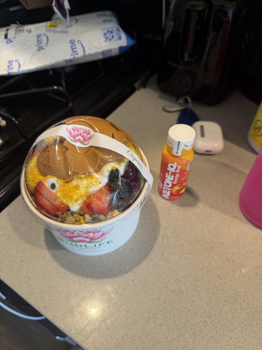 zachpogrob's tweet photo. SunLife loves me

I order Maui Bowl on Uber Eats a few times a week https://t.co/syBKNk12H2