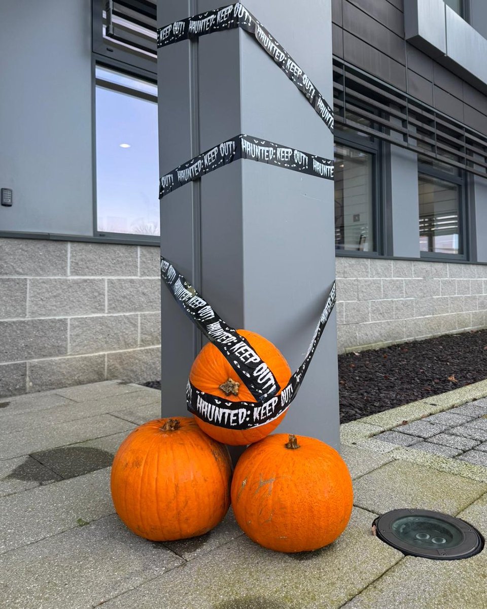 Avtrade's tweet image. Last Friday our HQ team had a great time celebrating Halloween with some seriously creative costumes and decorations this year! 👻 🎃 

#Halloween2025 #TeamFun #OfficeCostumes