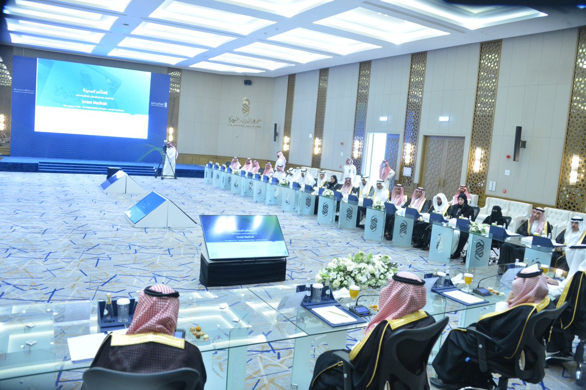ShuraCouncil_SA's tweet photo. في إطار الزيارة إلى المدينة المنورة، وفد أعضاء #مجلس_الشورى يعقد لقاء مع مسؤولي الغرفة التجارية تناول مؤشرات النمو الاقتصادي والفرص الاستثمارية في المنطقة. https://t.co/iY3lmTaco6