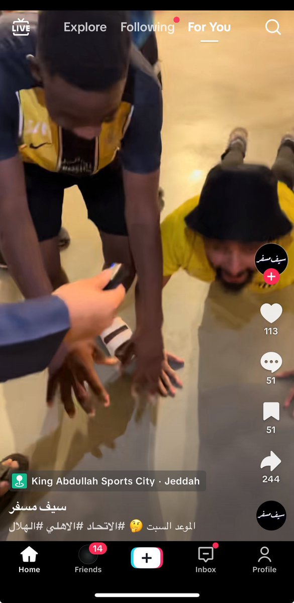 بعد بوس اليد جاء الدور على الارض