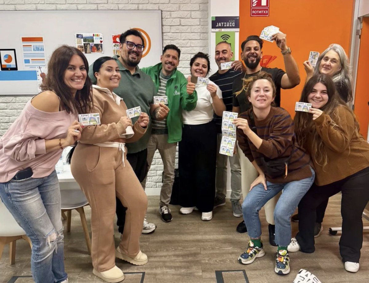 El #CupONCE de hoy está dedicado al pueblo gitano para conmemorar los #600AñosPuebloGitano y el #DíaInternacionalDeLaLenguaRomaní 🙌🏽
Nuestros compañeros y compañeras de <a href="/gitanos_org_CAT/">FSG Catalunya</a> ya tienen el suyo 💙❤️💚