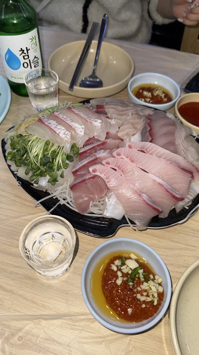 myfavdateis's tweet photo. 날이 추워졌으니
노량진 청양수산에서 방어회를 먹어줘야겠지!!

방어만 먹으면 물릴까봐 방어광어회를 주문했는데 광어가 너무 맛있었다… https://t.co/bXF7nxNUHK