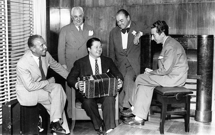 feritdalbudak's tweet photo. #apacikradyo #riodelaplata bahsettiğimiz sanatçılar, sene 1944
#anibaltroilo (ortada bandoneonlu)
Soldan sağa: #osvaldofresedo #joserazzano #fransiscocanaro #enriquesantosdiscepolo https://t.co/zdA9ANL21M