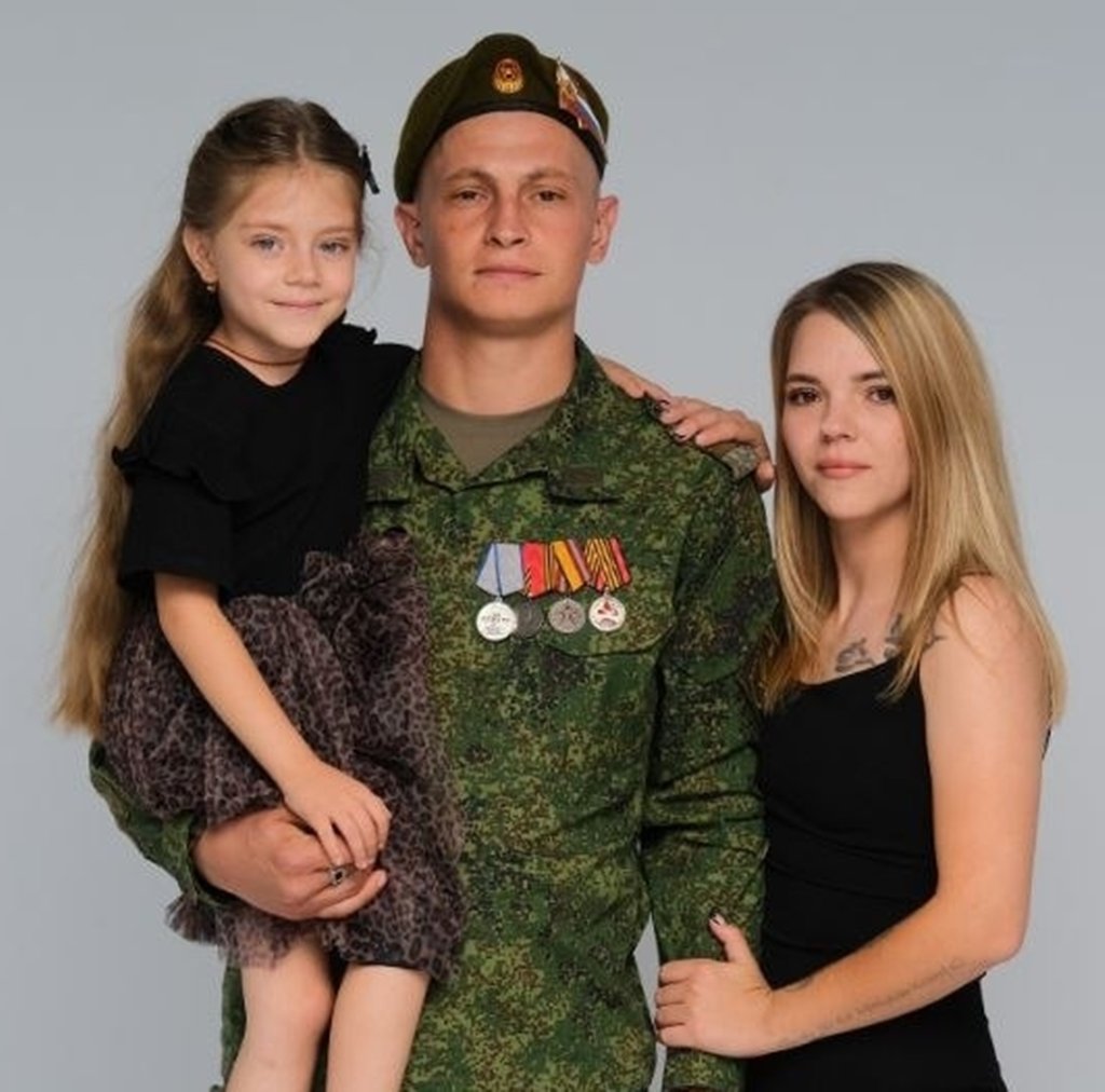 Позывной "Зверь" с супругой Викторией и дочкой Дариной. Под Донецком во время боя, воин не раз прикрывал товарищей. Счастья и здоровья! 🇷🇺