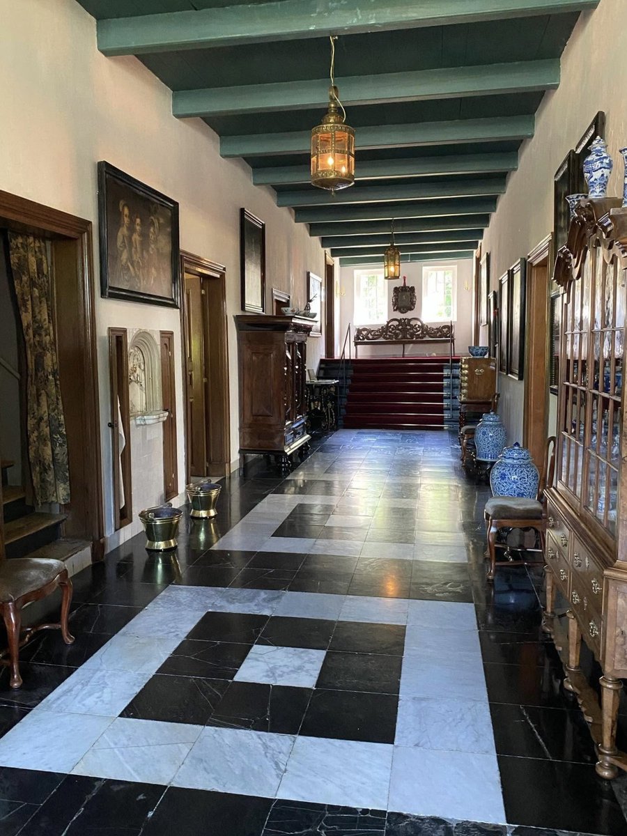 WillemdePrater's tweet photo. Na de dood van de laatste bewoner, Gerhard Alberda van Menkema, in 1902 stond de Menkemaborg bijna 20 jaar leeg. Zijn erfgenamen schonken de borg aan het Groninger Museum. Anno 2025 toont de Menkemaborg het adellijke leven in de bloeitijd van de Groninger jonkers, met vertrekken ingericht alsof de bewoners zo terugkomen. 1/3