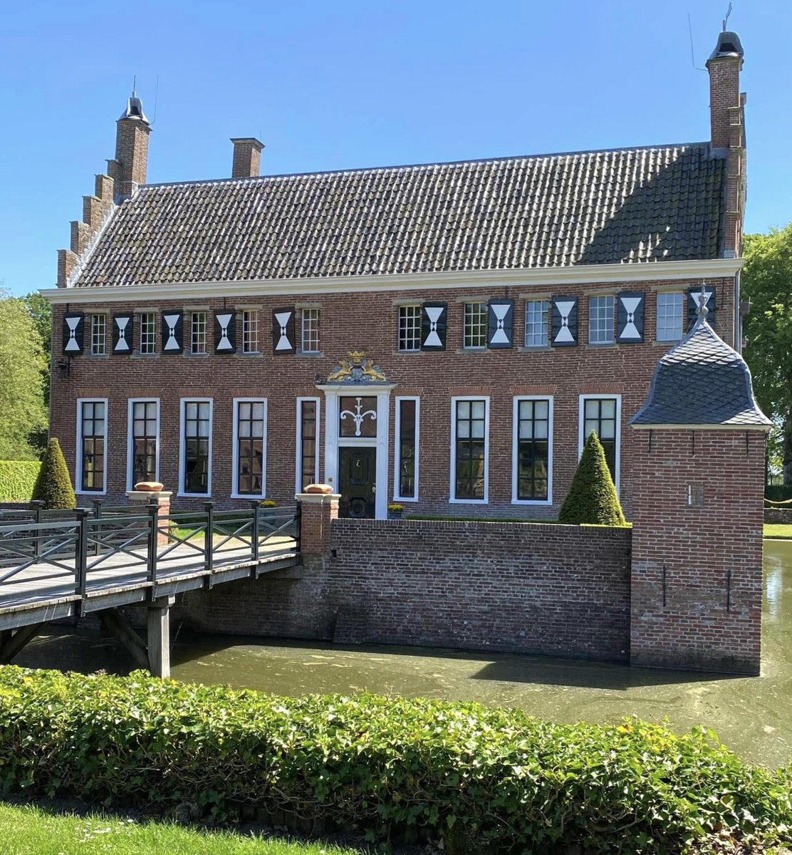 WillemdePrater's tweet photo. Na de dood van de laatste bewoner, Gerhard Alberda van Menkema, in 1902 stond de Menkemaborg bijna 20 jaar leeg. Zijn erfgenamen schonken de borg aan het Groninger Museum. Anno 2025 toont de Menkemaborg het adellijke leven in de bloeitijd van de Groninger jonkers, met vertrekken ingericht alsof de bewoners zo terugkomen. 1/3