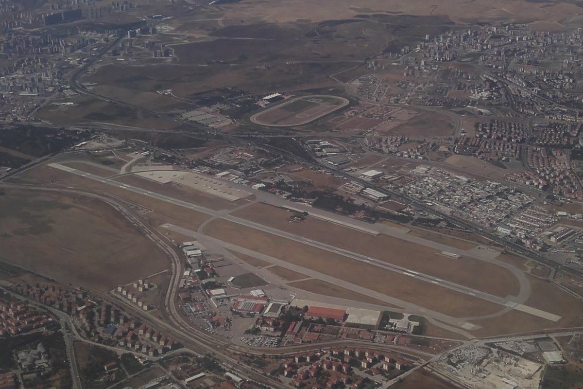 Trump’ın da katılacağı 36. NATO Zirvesi öncesinde Etimesgut Havalimanı “VIP hava üssüne” dönüştürülecek.

— Trump'ın, ‘Air Force One’dan inip Beştepe’deki zirveye 5 dakikada ulaşması için 6 milyar TL harcanacak.

(Sözcü)