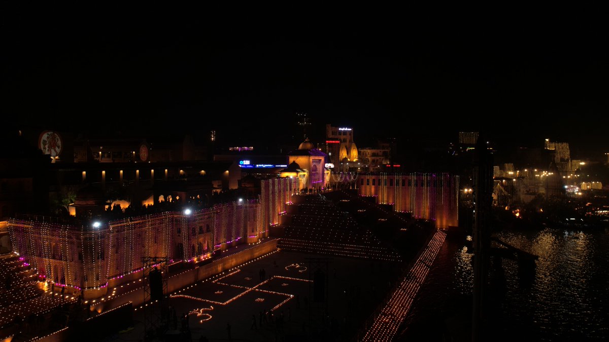 ShriVishwanath's tweet image. श्री काशी विश्वनाथ धाम , देव दीपावली की मनोहर छठा 

#banaras #kashi #harharmahadevॐ