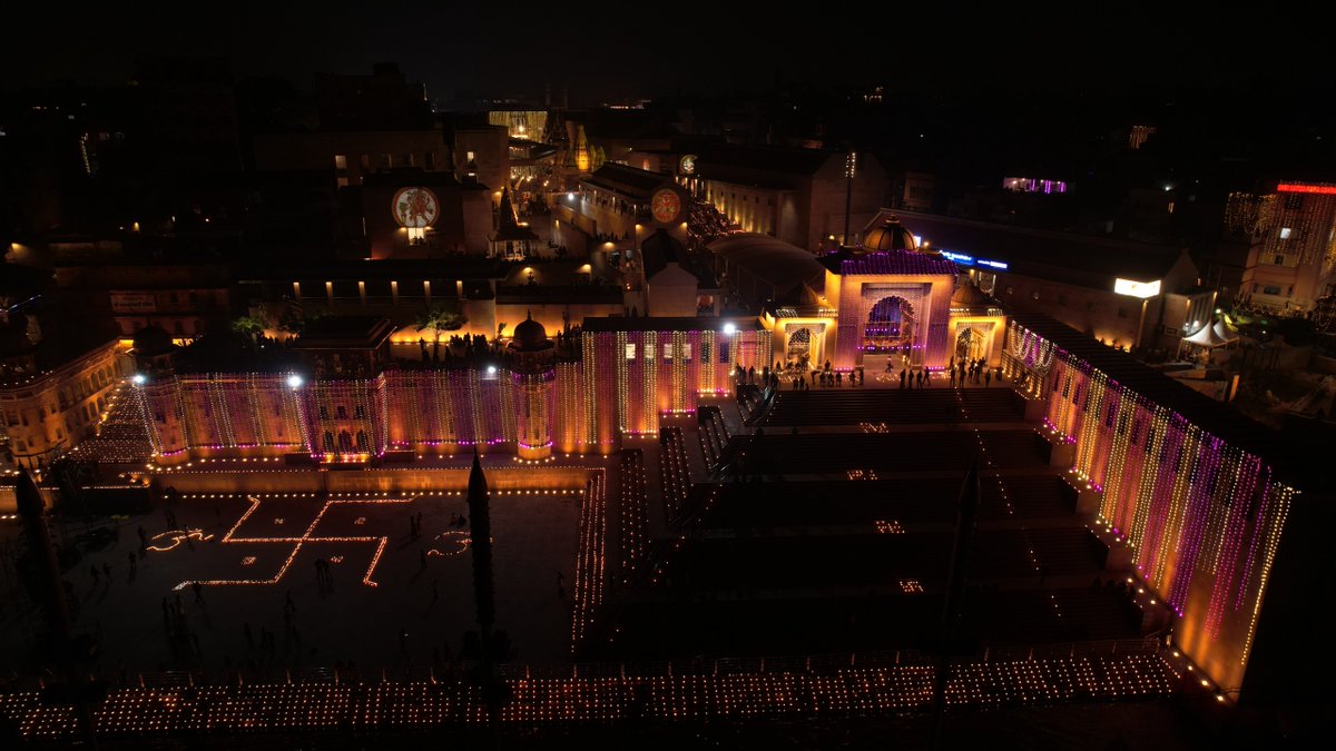 ShriVishwanath's tweet image. श्री काशी विश्वनाथ धाम , देव दीपावली की मनोहर छठा 

#banaras #kashi #harharmahadevॐ