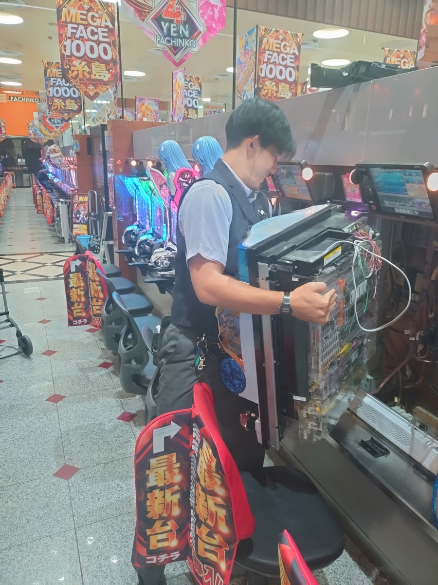 face__1000's tweet image. 只今絶賛新台入替作業中⚠️
スタッフも汗を流して頑張っています😤
話題の ヴァルヴレイヴ2も設置完了🔥
#メガフェイス糸島
#ヴァルヴレイヴ2 
#VVV2