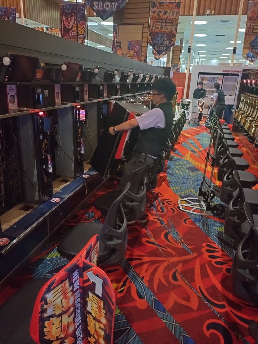 face__1000's tweet image. 只今絶賛新台入替作業中⚠️
スタッフも汗を流して頑張っています😤
話題の ヴァルヴレイヴ2も設置完了🔥
#メガフェイス糸島
#ヴァルヴレイヴ2 
#VVV2