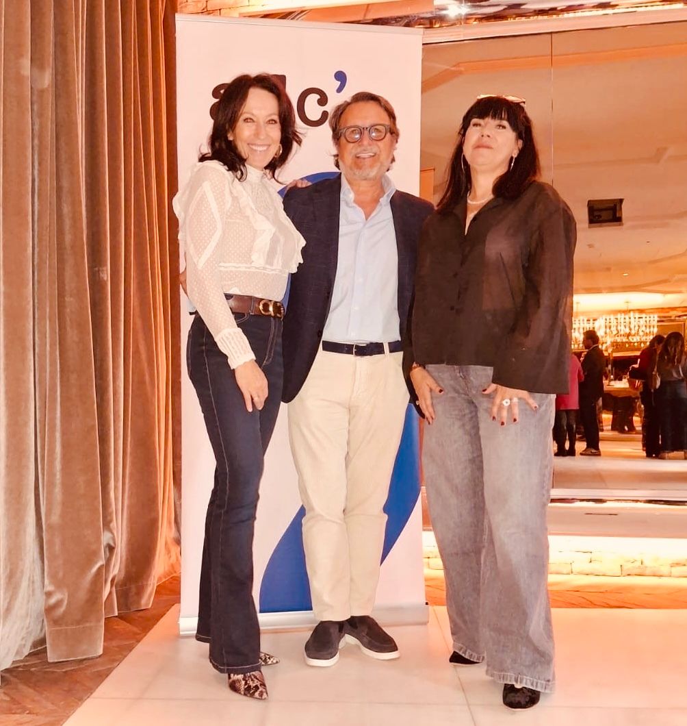 Hallon_es's tweet image. 📍 Nuestro CEO, @bernardoposada, junto a Ana Picó y @LudiGarcia, en el coctel de @AsociacionADC con el jurado de los #PremiosWIN2025 y miembros de la junta directiva de #ADC.

Muy contentos de colaborar por segundo año consecutivo en la II edición de los Premios W!N. 🏆