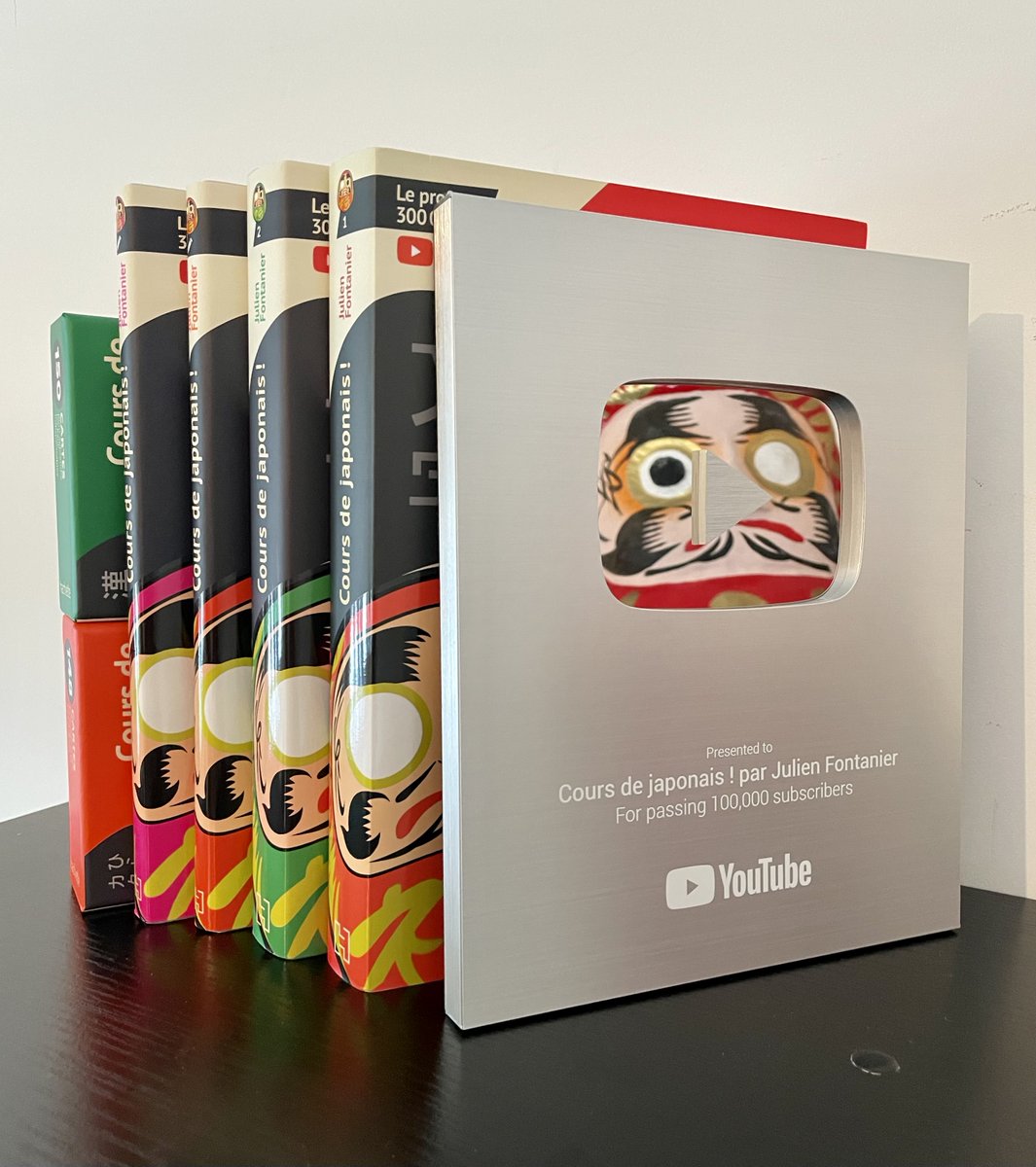10 ans 🎂 J'ai enfin commandé ce trophée YouTube ! Merci pour les (trois) cent mille abonnés, et merci du fond du cœur à chacun d'entre vous pour avoir bâti avec moi ces 10 années de folie qui ont changé ma vie ! ❤️🎌