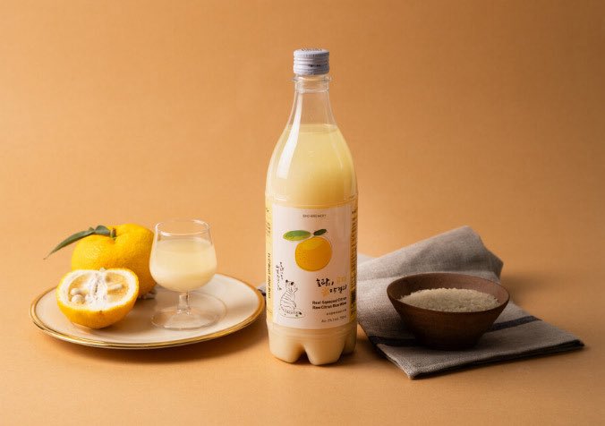 유행타거나 너무 화제성 술은 원래 잘 두진 않지만,
APEC 만찬주로 쓰였던 배혜정도가 유자 생 막걸리(생이라 유통기한60일)를 한정 수량으로 반짝 들여둡니다.
왜냐면 신선하고 유자의 시트러스한 풍미도 좋고 맛있고 가격이 아주 착해서요!
용량도 넉넉하고 매장가 7천원대로 즐겨보세요🍋