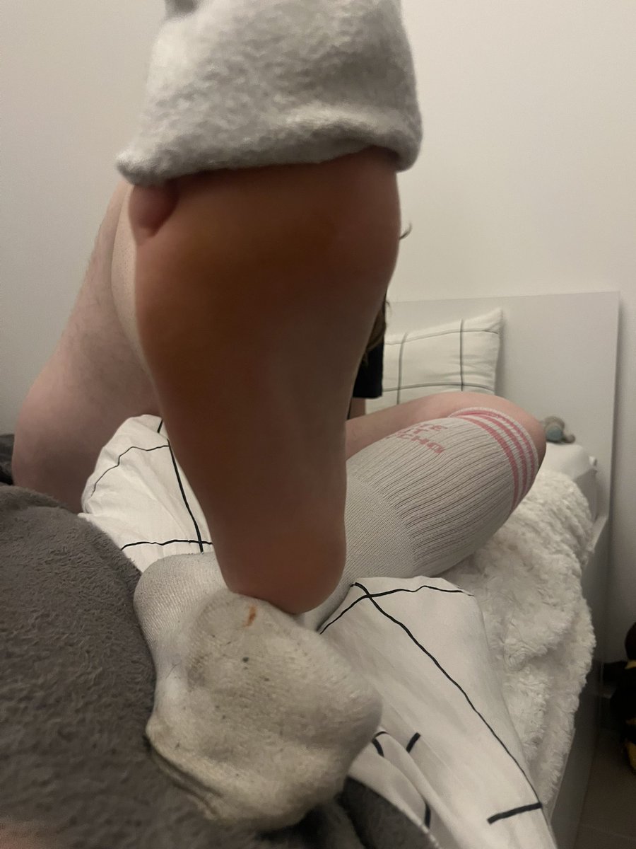 🧦• tu veux que je continue à la retirer ? Ça te donne envie ? 🤭 moi j’aimerais beaucoup que tu viennes m’aider ! 😌 je te tiendrais par les cheveux et te forcerais à les renifler ! 😈
#feet #feetworshi̇p #girlfeet #soles #pied #domina #soumis #femdomfeet #findom 
<a href="/rt_feet/">Feet RT PROMO 💯K</a>