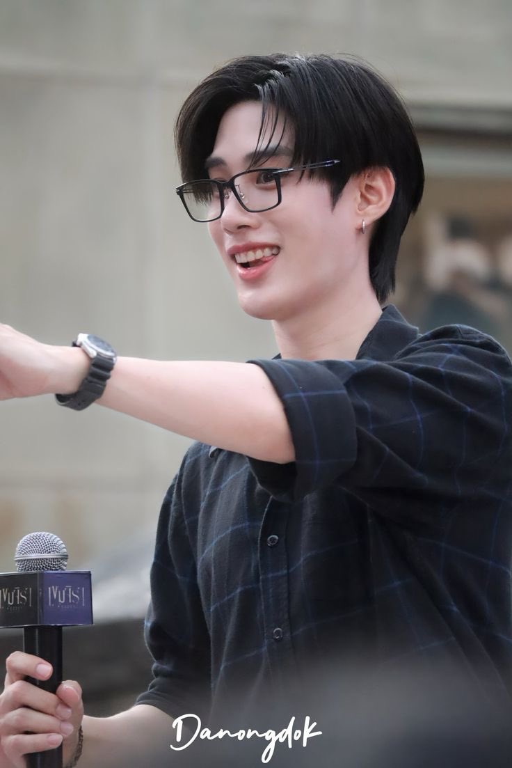 justor_1009's tweet image. อันนี้คือให้เลย เชิ้ตดำ ใส่แว่น นาฬิกาข้อมือ ปลดกระดุม 1 เม็ด

#TLE_mtm 
#TleFirstone
#เติ้ลเฟิร์สวัน