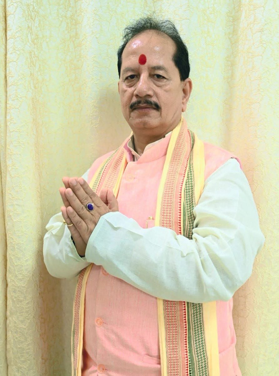 VijayKrSinhaBih's tweet photo. लखीसराय की देवतुल्य जनता मतदान करने से पहले एक बार जरूर सोचिएगा..

आपको पढ़ा-लिखा, अनुभवी और सक्षम उम्मीदवार चाहिए…
या फिर अशिक्षित (7वीं पास), अनुभवहीन और दिशाहीन उम्मीदवार चाहिए ⁉️

आपको प्रशासन चलाने वाला नेता चाहिए…
या अधिकारियों के पास कागजात नहीं समझने वाला नेता चाहिए⁉️

आपको लखीसराय को विकसित करने वाला चाहिए…
या लखीसराय को पिछड़ाने वाला चाहिए⁉️

आपको भ्रष्टाचार मिटाने वाला चाहिए…
या भ्रष्टाचार में डूबा रहने वाला चाहिए⁉️

आपको मोदी–शाह–नीतीश जी के साथ विकास का संकल्प लेने वाला उम्मीदवार चाहिए…
या पप्पू राहुल गांधी और नवीं फेल तेजस्वी के साथ भ्रम और अव्यवस्था करने वाला चाहिए⁉️

आपको अस्पताल, स्कूल, सड़क सुधारने वाला चाहिए…
या चरवाहा विद्यालय चलाने वाला या घोटालेबाज चाहिए⁉️

आपको रोजगार सृजन करने वाला चाहिए…
या हथियार राइफल संस्कृति से डरा के भगाने वाला चाहिए ⁉️

आपको अपराध खत्म करने वाला चाहिए…
या जंगलराज वापस लाने वाला चाहिए⁉️

आपको पारदर्शिता और सुशासन चाहिए…
या घोटाले, दलाली और गुंडागर्दी वाला चाहिए⁉️

आपको महिला सुरक्षा मजबूत करने वाला शासन चाहिए…
या जिसमें बहन-बेटियाँ घर से निकलने से डरती थीं वह शासन चाहिए⁉️

आपको विकास की राजनीति चाहिए…
या जात-पात और झूठ की राजनीति चाहिए⁉️

आपको NDA का अनुभव, ईमानदारी और विज़न चाहिए…
या महागठबंधन का भ्रम, भ्रष्टाचार और विनाश चाहिए⁉️

अपराधियों को जेल तक पहुंचाने वाला चाहिए या अपराधी के साथ मंच साझा करने वाला चाहिए⁉️

आपको लखीसराय के आवाज को सदन तक पहुंचाने वाला चाहिए..
या लखीसराय के आवाज को दबाने वाला चाहिए ⁉️

लखीसराय के जनता के लिए डटकर खड़ा होने वाला उम्मीदवार चाहिए...
या जनता की लड़ाई को पीछे छोड़ देना वाला चाहिए ⁉️

लखीसराय ही मेरी जन्मभूमि है, लखीसराय ही मेरी कर्मभूमि है और लखीसराय ही मेरी मातृभूमि है। यही धरती मेरी पहचान है, यही जनता मेरा परिवार है। इसलिए इस क्षेत्र का विकास, आपकी प्रगति और आपके सपनों को पूरा करना ही मेरा कर्तव्य है और मेरा संकल्प भी।

अतः लखीसराय के सभी मतदाता भाइयों-बहनों से नम्र निवेदन है कि मतदान करने से पहले एक बार सोचें, विचार करें और फिर लखीसराय के समृद्धि के लिए मतदान करें!

आपका बेटा, आपका भाई, आपका सेवक
           विजय कुमार सिन्हा 
NDA समर्थित भाजपा प्रत्याशी, लखीसराय
#Lakhisrai