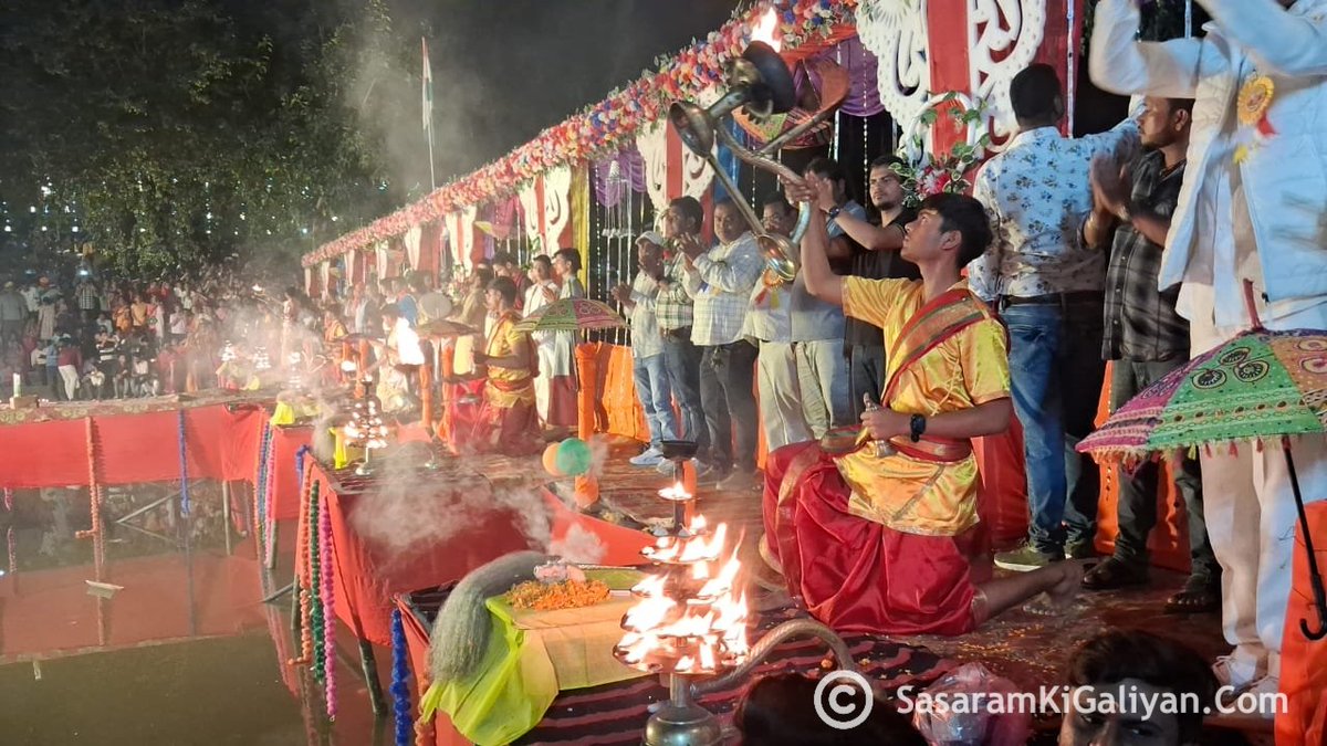 sasaramkigaliya's tweet photo. 😍 सासाराम के देव दीपावली में उमड़ा आस्था का सैलाब 🪔
रंग बिरंगी रौशनी में राज्यसभा सांसद उपेन्द्र कुशवाहा,मेयर काजल कुमारी, डिप्टी मेयर ने सामूहिक रूप से दीप प्रज्वलित करके महोत्सव का शुरुआत किया ।
#sasaramkigaliyan #devdipawali #sasaram #rohtas #bihar #devdiwali https://t.co/C2VAW3JcrC