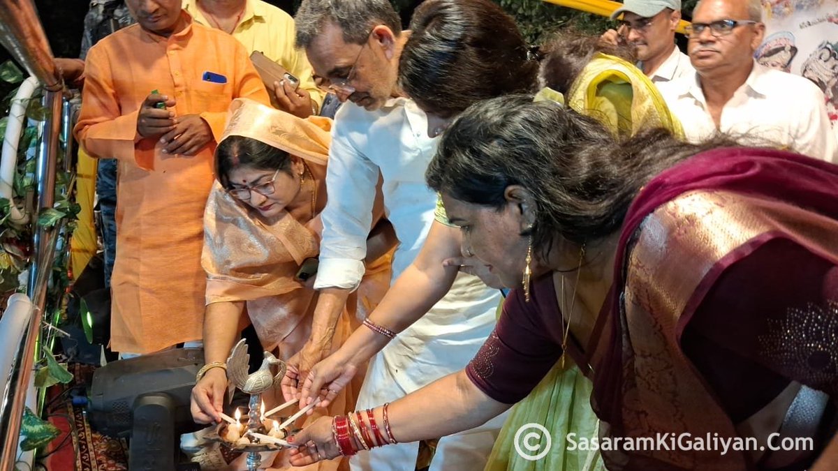 sasaramkigaliya's tweet photo. 😍 सासाराम के देव दीपावली में उमड़ा आस्था का सैलाब 🪔
रंग बिरंगी रौशनी में राज्यसभा सांसद उपेन्द्र कुशवाहा,मेयर काजल कुमारी, डिप्टी मेयर ने सामूहिक रूप से दीप प्रज्वलित करके महोत्सव का शुरुआत किया ।
#sasaramkigaliyan #devdipawali #sasaram #rohtas #bihar #devdiwali https://t.co/C2VAW3JcrC