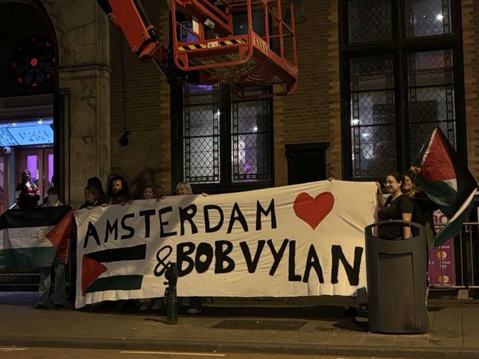 SanderSassen's tweet photo. Dames en heren, het hoge woord is eruit! @Het_OM oordeelt dat de uitlatingen van Bob Vylan niet strafbaar zijn. Doodsbedreigingen als 'death to ...' zijn dus bon-ton @Het_OM? Of mag dat alleen tegen Joden?
Bron: https://t.co/RdoaePVRuX https://t.co/WwlH5CutoF