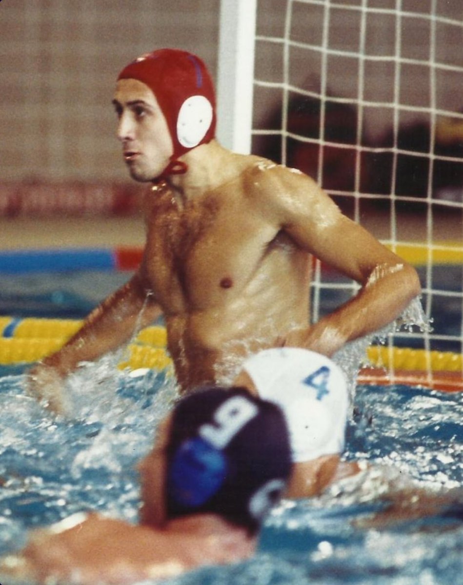 waterpolistacom's tweet image. Un 𝐂𝐋𝐀́𝐒𝐈𝐂𝐎 bajo los tres palos ehh 🧱💫

¿De quién se trata _________________?

#Nacional