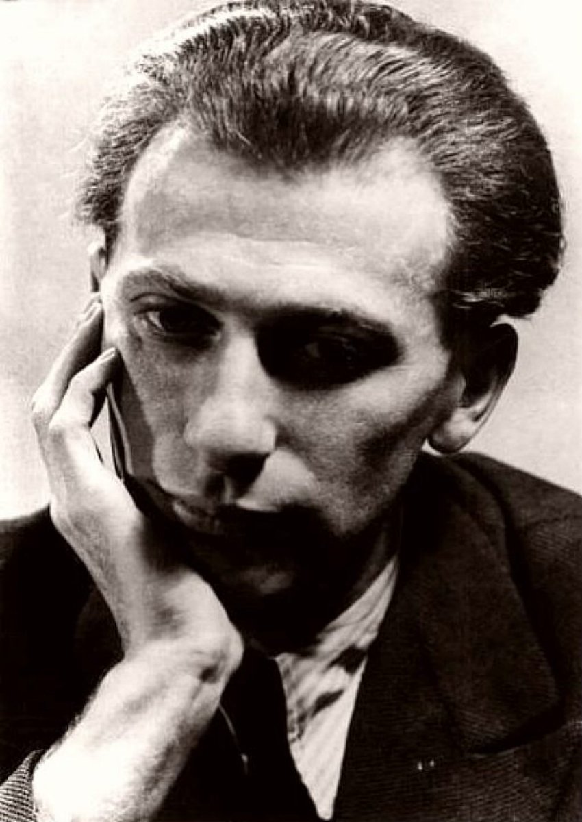 ANPIRomaPosti's tweet photo. #MiklósRadnóti, poeta ungherese di 35 anni, perseguitato e rinchiuso in vari campi di concentramento in #Ungheria e in #Serbia, fu fucilato ad #Adba il #10novembre 1944 dai nazisti. Nei suoi vestiti, rintracciati in una fossa comune, fu trovato il suo ultimo taccuino di versi. https://t.co/wHiBJNWKap