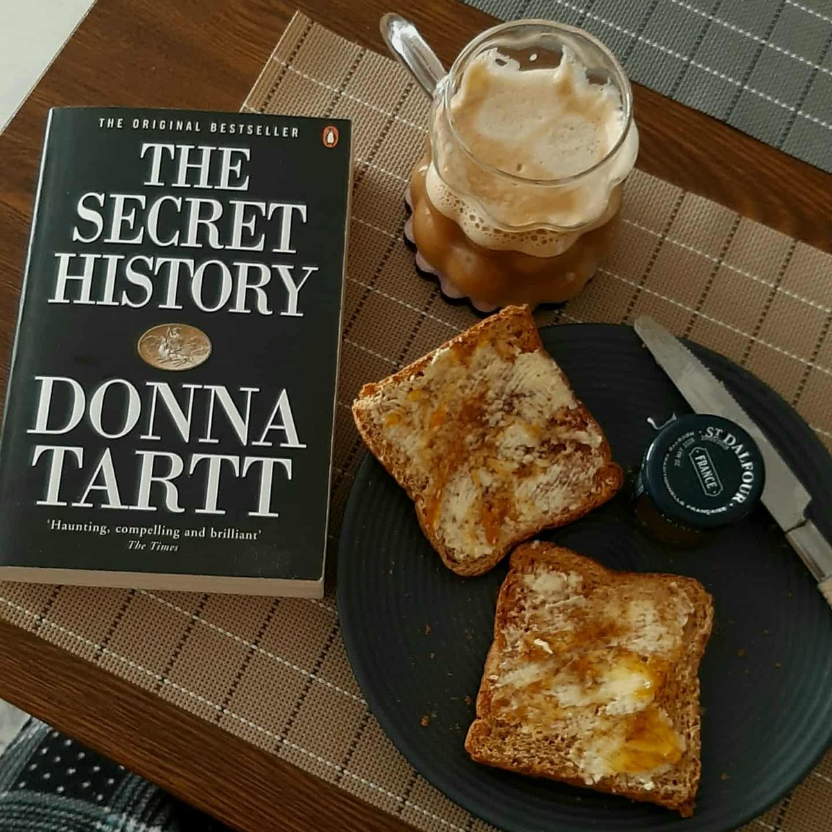 samahcanread's tweet photo. monthly check-in to say i'm almost done with the secret history and i have thoughts https://t.co/4JAtYfAnlc