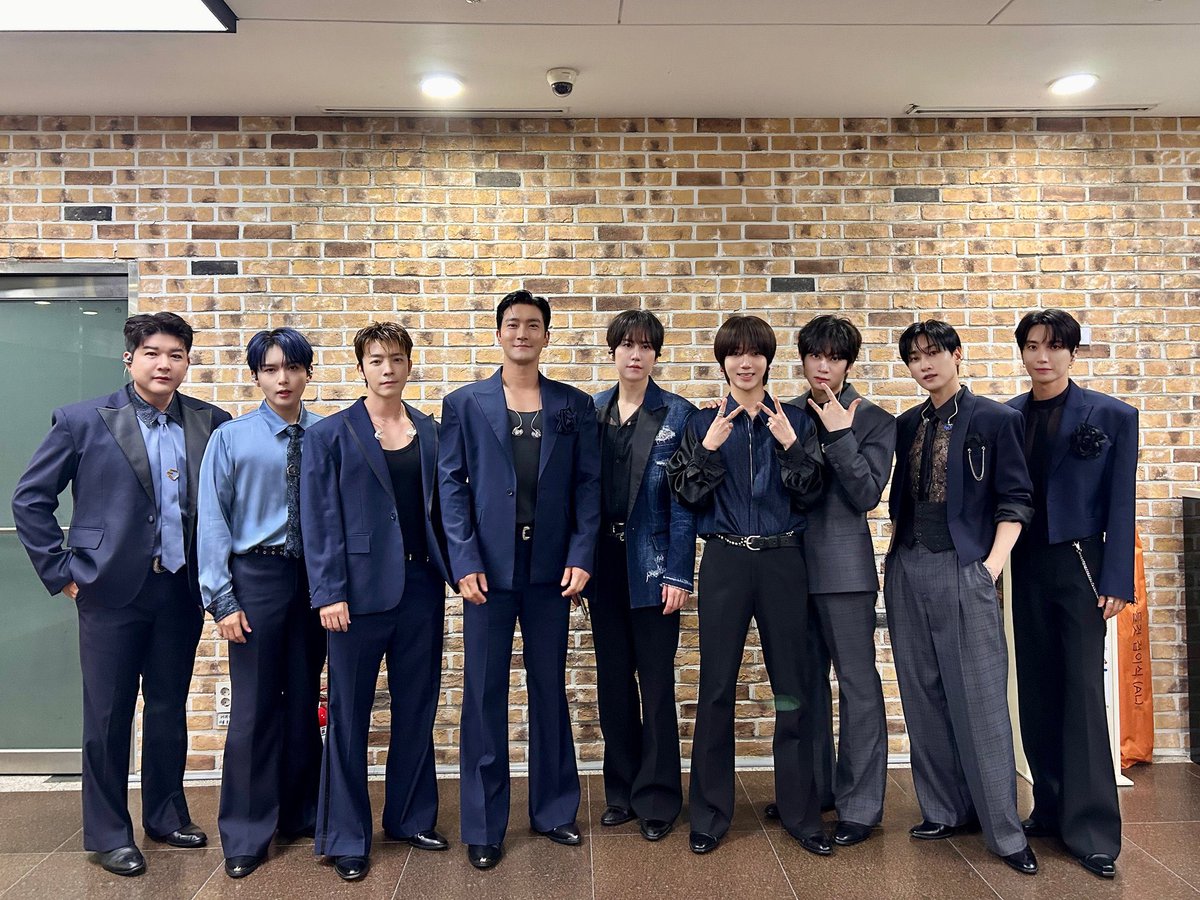 tycheb0518's tweet photo. 20周年おめでとうございます🎉
これからもずっとずっと一緒にいさせてください💙

#슈퍼주니어_더라스트맨_스탠딩 https://t.co/vV0R0T5vRZ