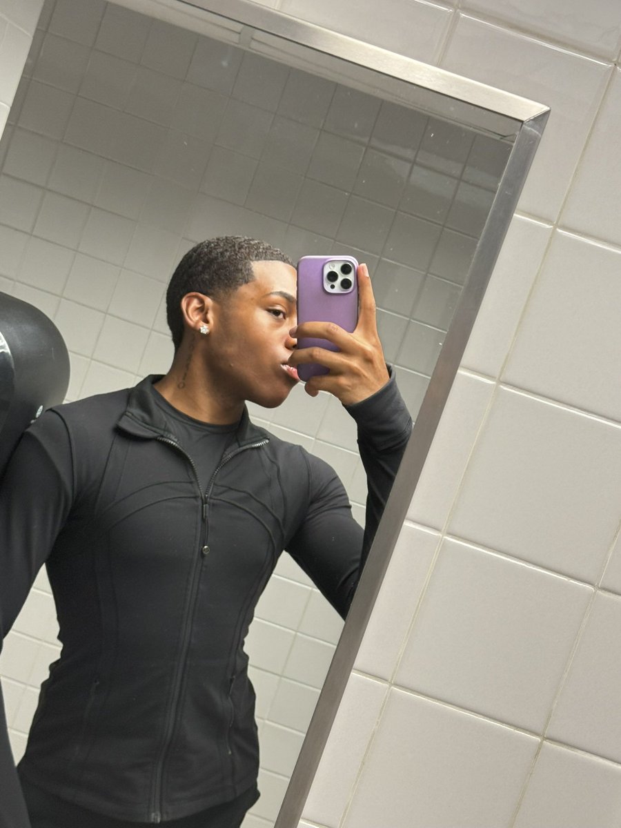 DeshaunJaye's tweet photo. balloons on my profile!! 🥳 #21 https://t.co/e7qHbk7IVM