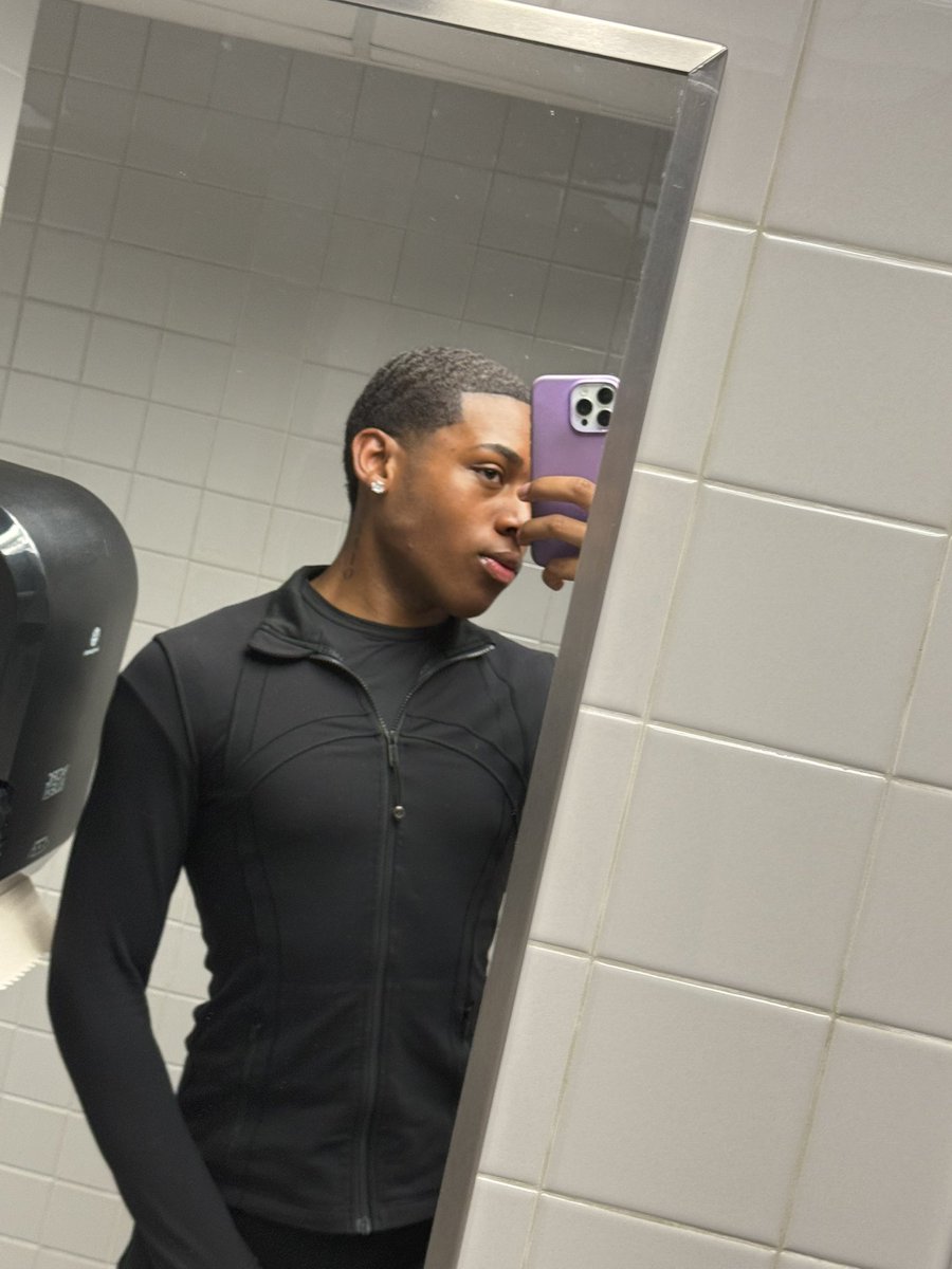 DeshaunJaye's tweet photo. balloons on my profile!! 🥳 #21 https://t.co/e7qHbk7IVM