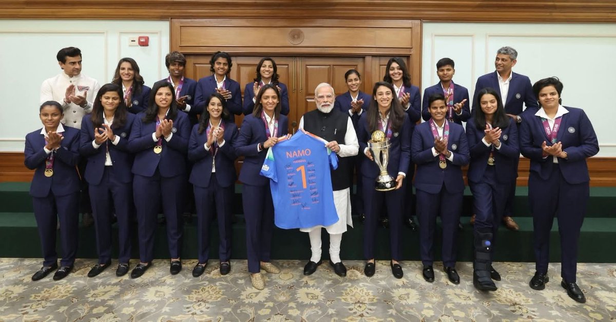 🇮🇳 𝐂.𝐇.𝐀.𝐌.𝐏.𝐈.𝐎.𝐍.𝐒 🏆 | 

आज आदरणीय प्रधानमंत्री श्री नरेंद्र मोदी जी ने महिला क्रिकेट विश्व कप 2025 की स्वर्णिम जीत दर्ज करने वाली भारत की शान- भारतीय महिला क्रिकेट टीम के खिलाड़ियों से सौहार्दपूर्ण भेंट की और उनके अदम्य साहस, प्रतिभा व विजयी प्रदर्शन की सराहना की।