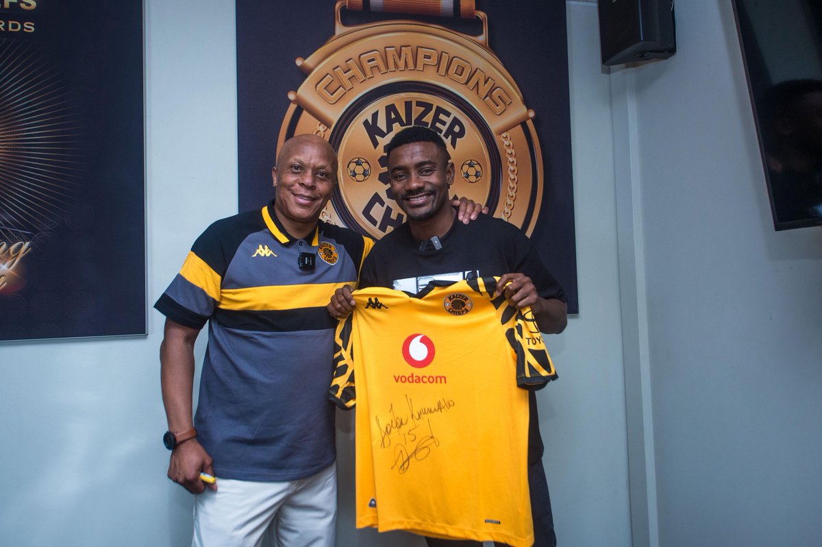 KaizerChiefs's tweet photo. Chiefs fan Kalou impressed by Amakhosi village

Kaizer Chiefs welcomed AFCON (Cote d’ Ivoire), Premier League, and UEFA Champions League winner (Chelsea) and Amakhosi supporter Salomon Kalou, who spoke of his admiration for the club. Kalou revealed that he and his brother, Bonaventure Kalou, were inspired by Amakhosi legend Doctor Khumalo to achieve the success they enjoyed in their football careers.

#Amakhosi4Life