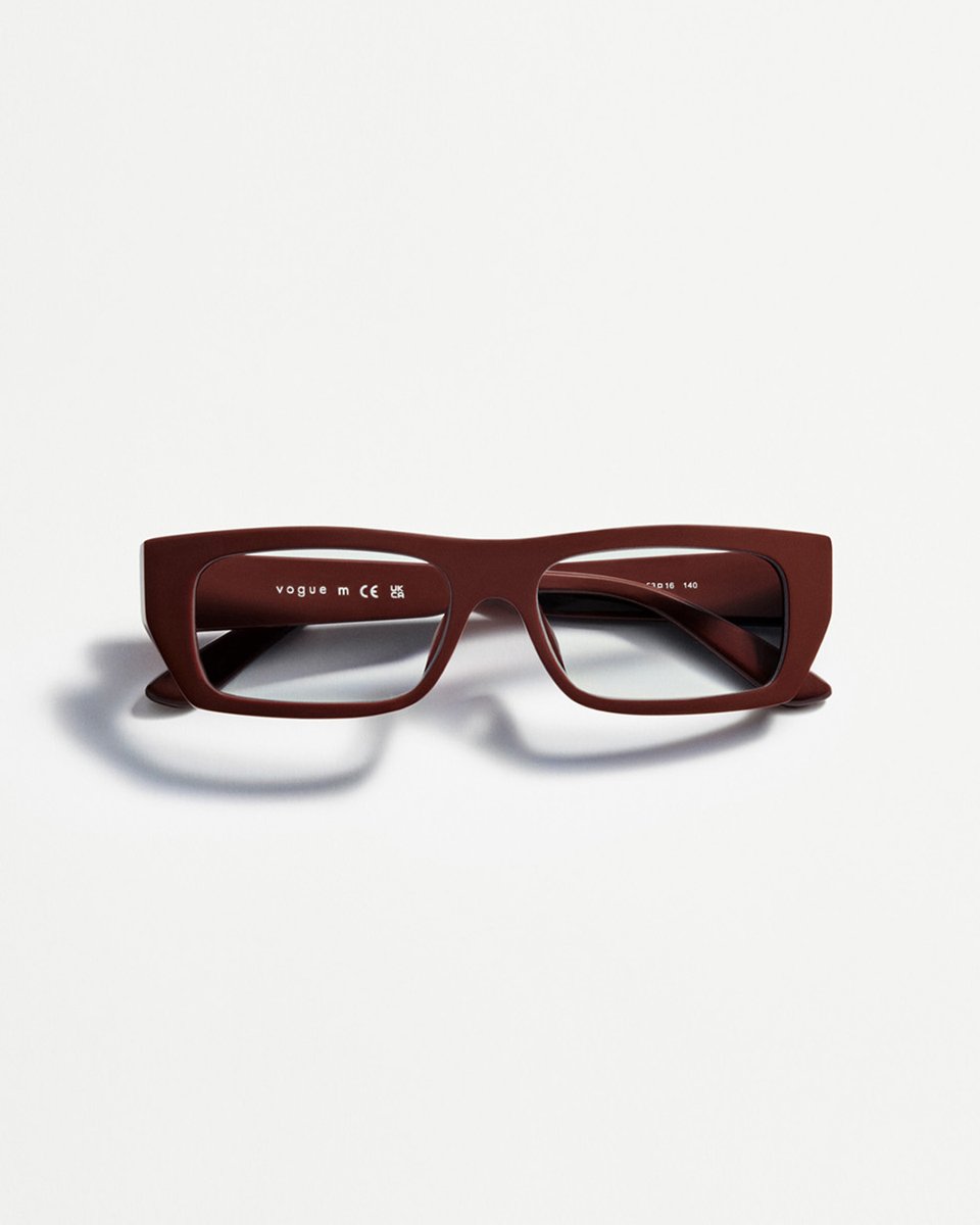 The color of the season 🍇 discover these bold square frames and complete your look. bit.ly/3Jh052c