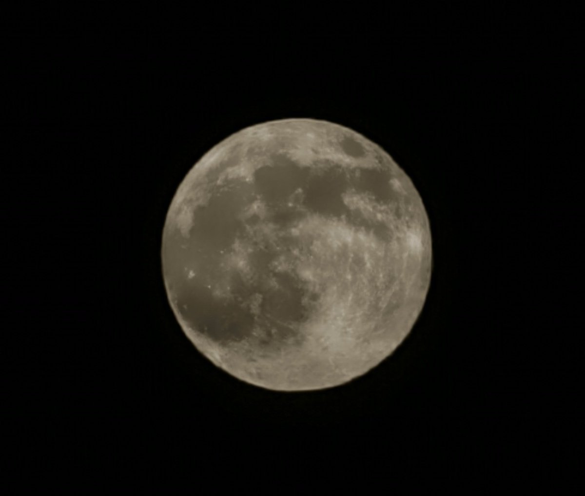 🌕LIVE🌕

 Without filters or effects:
The #supermoon is visible in the sky over the city of #Darayya right now, and appears 14% larger than usual, according to astronomers 🥹
{ وَٱلۡقَمَرِ إِذَا ٱتَّسَقَ }
#القمر_العملاق
#داريا