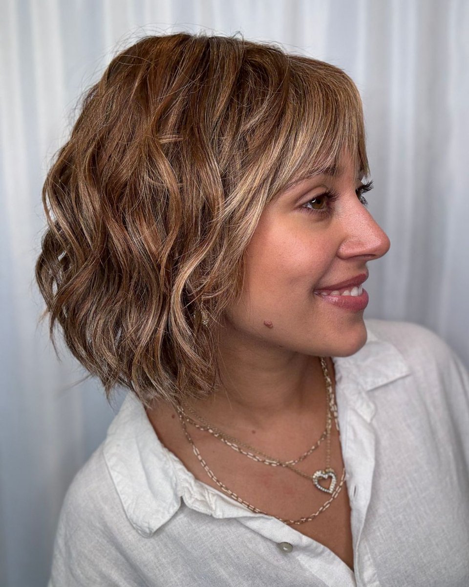 pattispearls's tweet image. This style packs a lot of personality into its short, feathered waves! 💁‍♀️💋 Trend by @tressallurewigs in 17/23R8 🤎🍂

Shop it here: wigsbypattispearls.com/products/trend

#wigsbypattispearls #thinhairsolutions #tryon #alternativehair #hairlosssolutions #hairconfidence #tressallurewigs