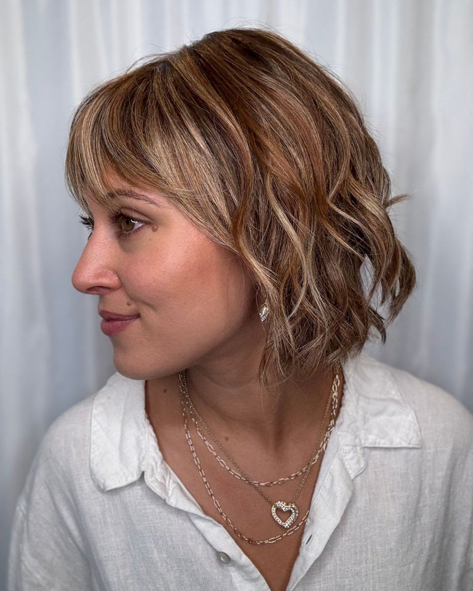 pattispearls's tweet image. This style packs a lot of personality into its short, feathered waves! 💁‍♀️💋 Trend by @tressallurewigs in 17/23R8 🤎🍂

Shop it here: wigsbypattispearls.com/products/trend

#wigsbypattispearls #thinhairsolutions #tryon #alternativehair #hairlosssolutions #hairconfidence #tressallurewigs