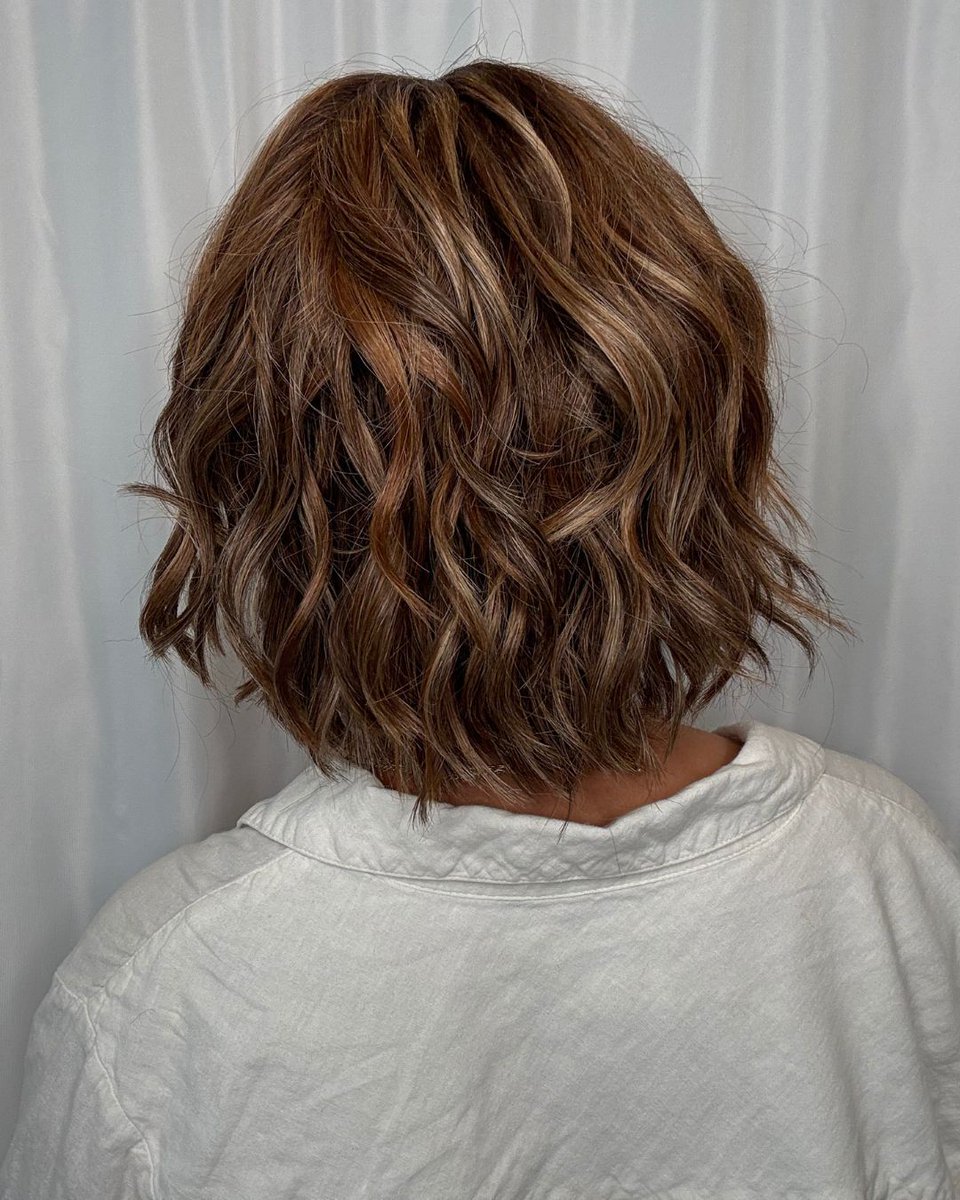 pattispearls's tweet image. This style packs a lot of personality into its short, feathered waves! 💁‍♀️💋 Trend by @tressallurewigs in 17/23R8 🤎🍂

Shop it here: wigsbypattispearls.com/products/trend

#wigsbypattispearls #thinhairsolutions #tryon #alternativehair #hairlosssolutions #hairconfidence #tressallurewigs