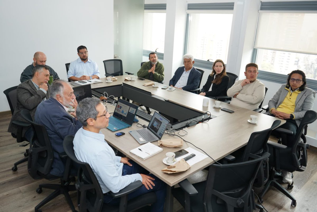 UPRAColombia's tweet photo. 🧵 1/2 
Profesionales de la @UPRAColombia participan en la Cátedra UNESCO sobre Prospectiva Estratégica, liderada por el profesor Francisco Mojica (@mojica_sas ) (@UExternado).
Un espacio para fortalecer la construcción colectiva de instrumentos con visión de futuro a largo plazo en la planeación del territorio rural 🌱 anticipando previamente los grandes cambios globales.