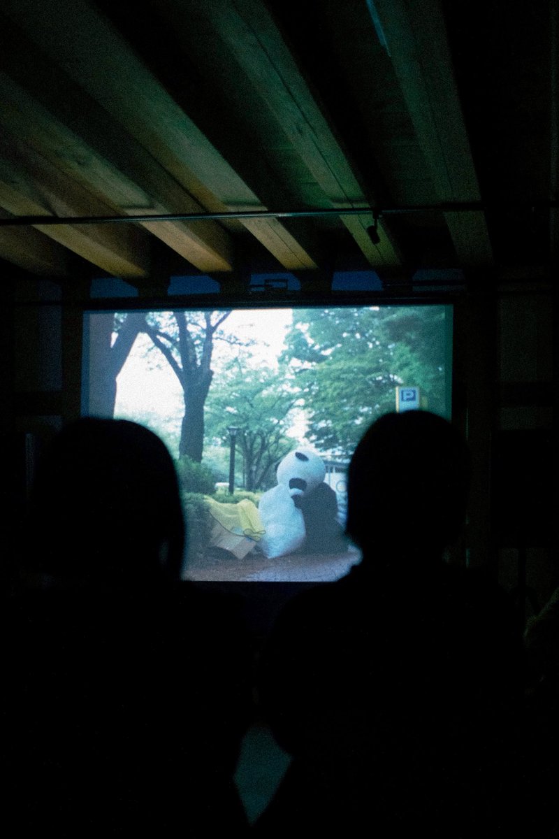 岩手県住田町での日々が終わりました！歩いて歩いて話をした5日間。街についての今や未来こと、30年前、100年前、200年前…時間を行き来しながら話を聞いていろんな記憶を旅した。拙作『いつもうしろに』も蔵でみなさんの背中越しに観るとこれまたいつもと違って観えたりもしたのだった。胸がいっぱい