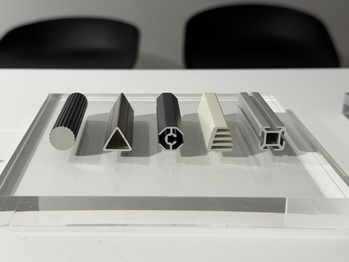 nobi's tweet image. CUTLERY REST ＋ MULTI TRAY by LIXIL
LIXILが一部、来場者に配布の
インダストリアルな箸置きとトレイがかわいすぎ！

#DESIGNARTtokyo2025 at MEDIA DEPARTMENT TOKYO （渋谷パルコ隣）
今回、空間構成要素の再構築に挑んだLIXIL、住宅設備機器・建材の新しい活用を模索した展示「 #無為に斑