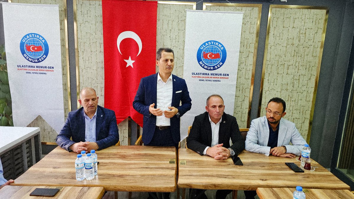 Kenan__Caliskan's tweet photo. ♦ Bismillah Diyerek Yeniden Yola Çıktık
📍 Kars
🤝 Erzurum Şube Delege Buluşması

Bugüne kadar omuz omuza yürüdüğümüz, emekçinin alın terini onurla temsil ettiğimiz teşkilatımızla, Ulaştırma Memur-Sen’in emek mücadelesini daha da yükseklere taşımak için bir kez daha yola koyulduk.

Bu doğrultuda; Erzurum Şubemizin delege toplantısını Kars’ta gerçekleştirdik. Şube Başkanımız Servet Şimşek ve delegelerimizle bir araya gelerek, 17 Ocak’ta gerçekleştirilecek 8. Olağan Genel Kurulumuzun ilk adımını hep birlikte attık.

Bugüne kadar olduğu gibi, bundan sonra da aynı inançla, aynı azimle ve aynı kararlılıkla yolumuza devam edeceğiz.
Biz; emeğe sahip çıkan, alın terini koruyan, üyelerinin hak mücadelesini her koşulda göğüsleyen bir teşkilatız.

Biz; istikrardan, tecrübeden ve güçlü birlik ruhundan beslenen büyük bir aileyiz.
Ulaştırma Memur-Sen’i bugünlere taşıyan kadrolar, yarınlara da güvenle taşıyacaktır.

Biz; sendikamızın kazanımlarını korumanın ötesinde, yeni kazanımlara da imza atacak iradeye, bilgiye ve tecrübeye sahibiz.
Bu yola yeni çıkan değil, tabir yerindeyse bu yolu inşa eden bir teşkilatla hareket ediyor ve yeni yollar inşa etme anlayışıyla yeni döneme hazırlanıyoruz.

Rabbimizin izni, delegelerimizin güveni ve teşkilatımızın desteğiyle daha güçlü, daha etkili ve daha saygın bir sendika haline getirdiğimiz Ulaştırma Memur-Sen’imizi daha da ileri taşımak için hep birlikte çalışmaya devam edeceğiz.

Teşkilatımızın birliğinden aldığımız güçle, kardeşlerimizin yanımızda omuz omuza ve dimdik durmasıyla ve
önümüzdeki dönem de bu kutlu yürüyüşün bir neferi olmak niyetiyle,
"Her hayrın başı Bismillah" diyerek yeniden yola çıktık.

"Mevlâ görelim neyler,
Neylerse güzel eyler..."

#YolaDevam