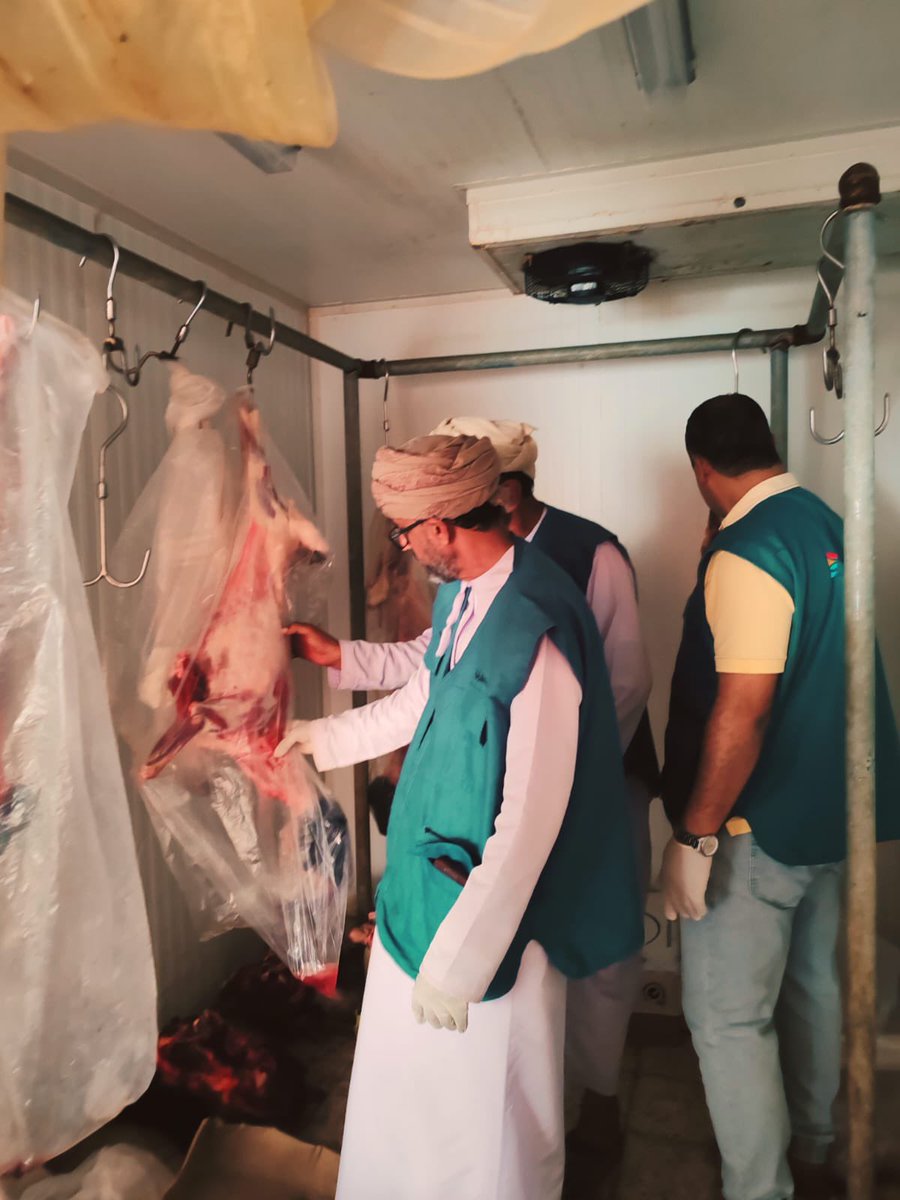 ضبطت #دائرة_بلدية_جعلان_بني_بوعلي براد لحوم غير مستوفٍ للاشتراطات الصحية، حيث وُجدت لحوم طازجة ومجمّدة مدمجة بطريقة مخالفة، وذبح بمكان غير مرخّص ولحوم غير مختومة.
تم إتلاف 1500 كجم من اللحوم وغلق المحل وتحرير مخالفة.
<a href="/al_sharqyasouth/">بلدية جنوب الشرقية - سلطنة عُمان</a>