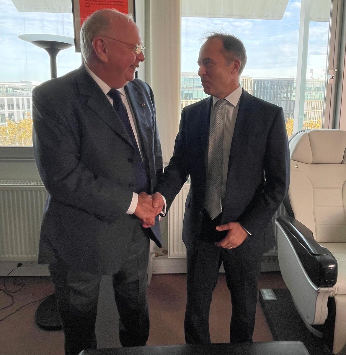 Hier, Sir <a href="/TomDrewUK/">Thomas Drew</a> a rencontré Ross McInnes, président du Conseil d'Adminstration @Safran.

Avec 5500 employés au Royaume-Uni, Safran investit £230m sur 5 ans, illustrant sa croissance et son engagement dans l'aérospatiale, la défense et l'industrie franco-britannique 🇬🇧🇫🇷