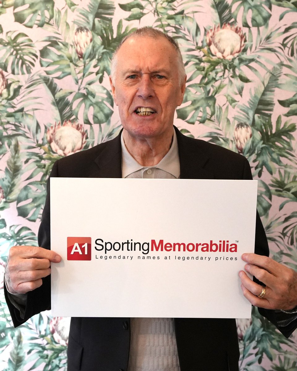 Sir Geoff Hurst signs with A1 Sporting Memorabilia!✍️🏴󠁧󠁢󠁥󠁮󠁧󠁿

#SignedMemorabilia #memorabilia