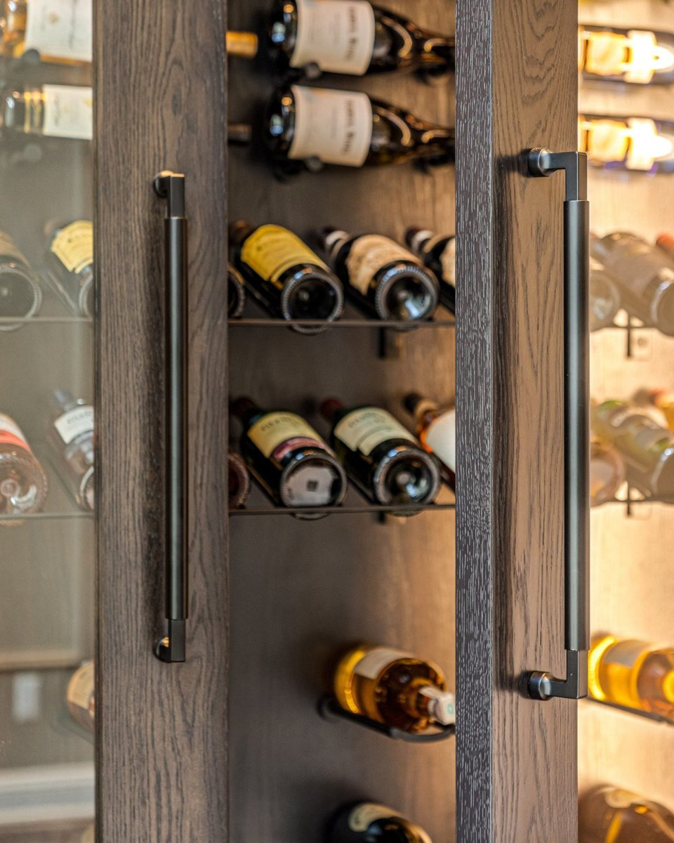 Glass Enclosed Wine Cellar with Premium Wall Mounted Wine Racks!
This cellar features UV-rated,
low-emissivity glass that blocks harmful light wavelengths known to damage wine over time. 
Design: Lisa Esposito Interiors
📸: Billy Kyle
vintageview.co.uk/wall-series/