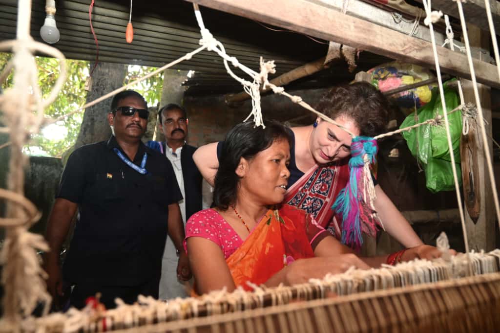 कांग्रेस महासचिव श्रीमती <a href="/priyankagandhi/">Priyanka Gandhi Vadra</a> जी ने वाल्मीकि नगर, बिहार में बुनकरी का काम करने वाली महिलाओं से मुलाकात कर उनकी समस्याएं समझीं।