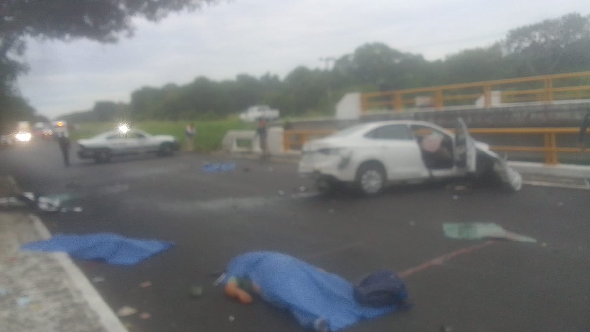 #Veracruz Un hombre y su hijo de 11 años perdieron la vida esta mañana en un lamentable accidente sobre la carretera federal 180, tramo Medellín–Paso del Toro, a la altura del puente del Huasimal. 🚗💔

Su otro hijo, de 15 años, logró salir con vida del vehículo.