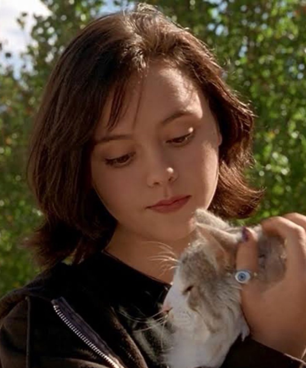 bookwormpod's tweet photo. That Darn Cat is SUCH an underrated Fall movie!!🎥🍁
New episode out now on spotify discussing That Darn Cat and Christina Ricci’s amazing 90’s grunge fashion https://t.co/U0kkUzlDzC